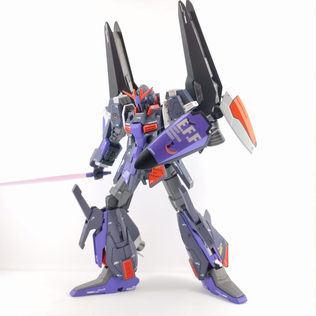 シールドもスカルウェポンの改造です。サーベル持ち手は角度付きにしました。