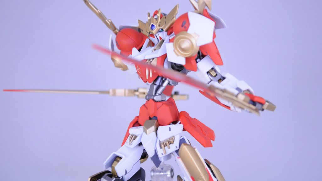 まずは素体状態の「ガンダムヘラクレスナイト」カラーリングが図らずもアストレイレッドフレームっぽいというか、シャインレッドが朱色よりだったこともあってかどこか和風感ある雰囲気に。白…クレオスのGXクールホワイト赤…クレオスのシャインレッド(ラッカー&アクリジョン使い分け)金…アクリジョンのゴールド