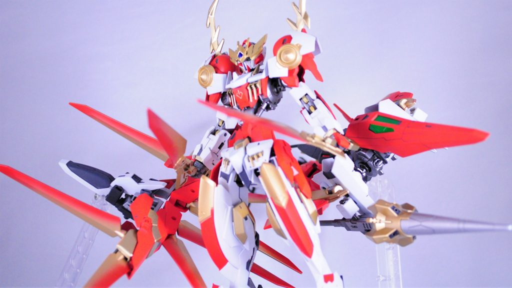 しんぺいさんから受け取ったガンダムバルバタウロス、とるるさんから受け取ったガンダムイージスナイト、そこにギャラクシーブースターを加え、MS1体、サポートメカ2体、そしてそれらの合体ギミックを備えたオリジナルガンプラとなりました。