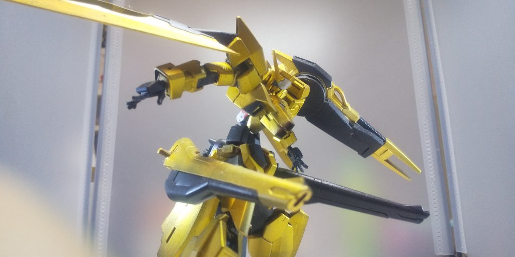 AGE系のガンプラとセイバー、試作7号機のパーツを組み合わせました。最初は赤を筆で塗っていましたが、剥がれるわムラあるわで再塗装を決意。目をつぶって塗料入れの中から引き当てたのが金色だったのでそのまま金色に。 そんな流れだったハズ。