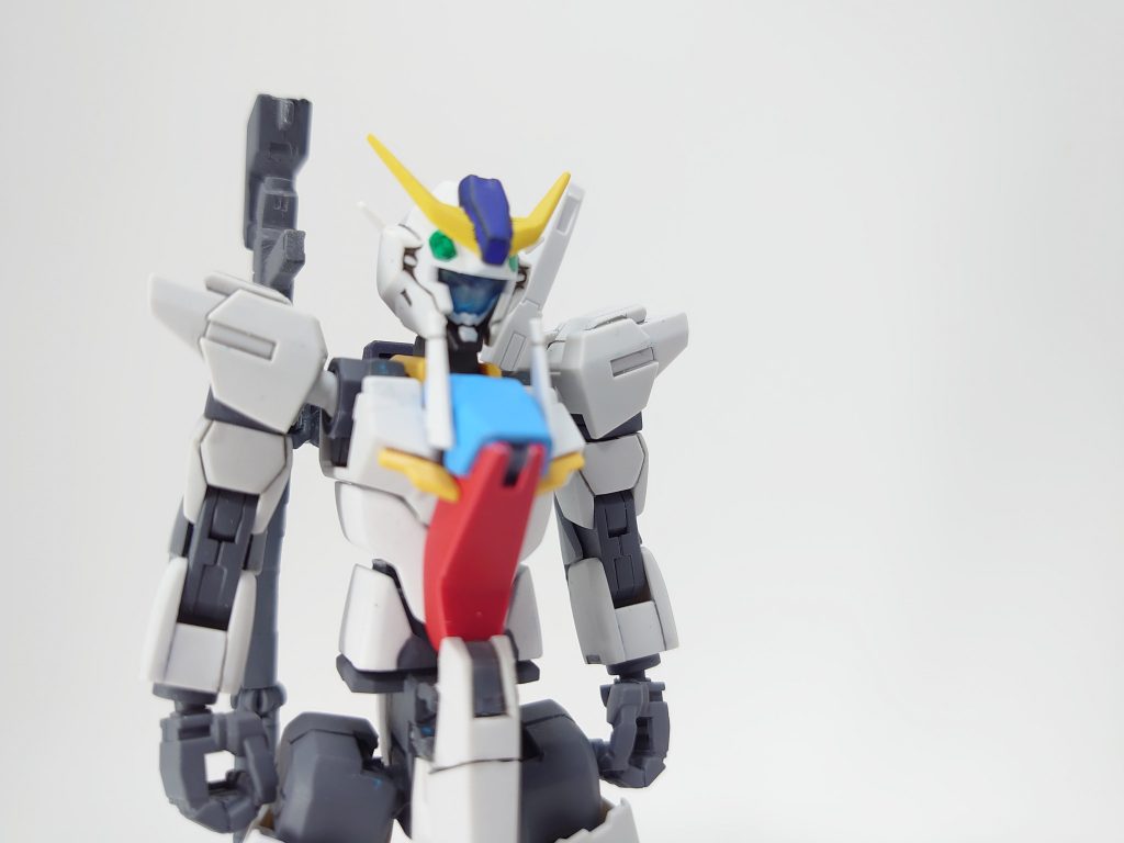 コアラジエル大きな変更点としてはガンダムであることを隠す為にマスクフェイスに胴体、フロントスカート部分、肘に追加パーツバックパックには武器用ラック
