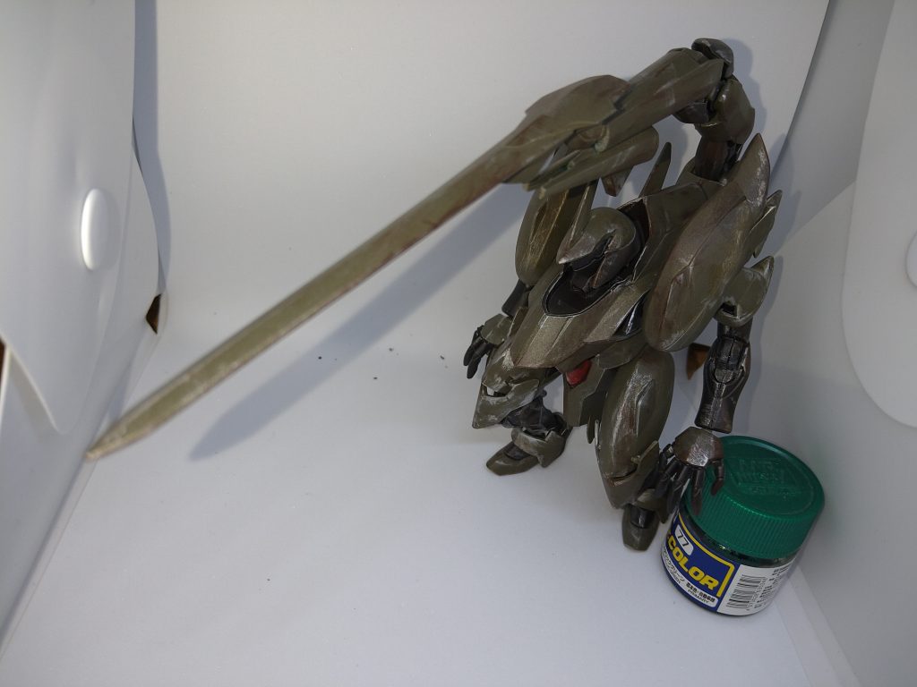 主となるウェポンはテイル部にあるソード、そして両椀のガンです。テイル部には隠し武器もあります。