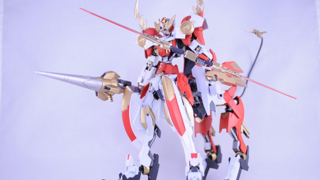 そしてケンタウルブースターと合体した第2形態。「ガンダムケンタウルスナイト」バルバタウロスの悪そうなカラーリングとは一変、聖騎士感ありますね。