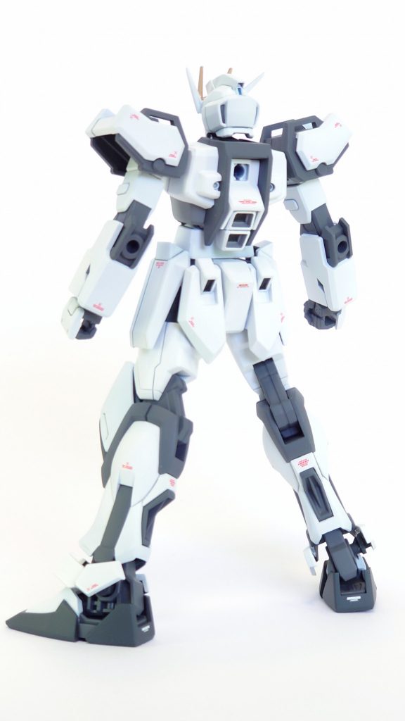 デカールは差し色感覚で赤い物を中心に貼ってます。