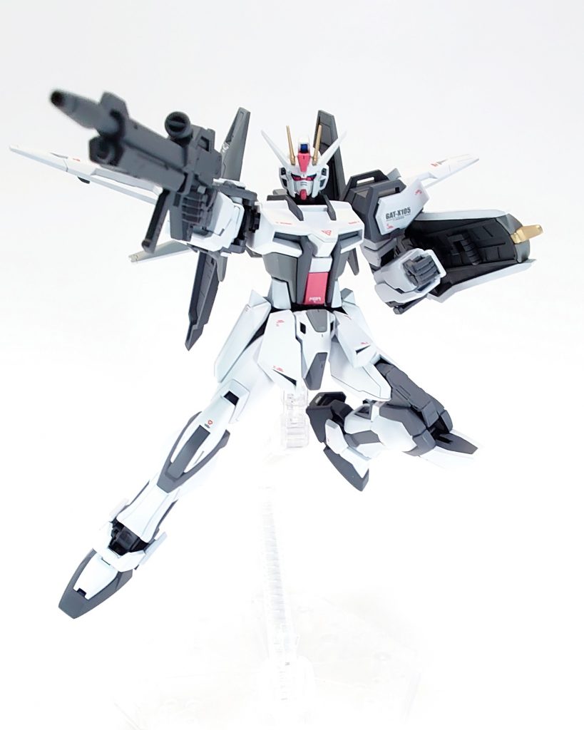 ツインアイはブルー、イエロー部は明るいゴールドを使い塗装してます。