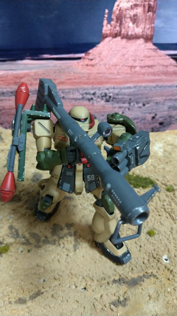 普通ザクなら、ザクバズーカを仕様する所ですが、迫力重視でジャイアント·バズを装備させてみました。HGのジャイアント·バズはザクに持たせる事ができない為、ドム用のトリガーをオリジンのザクバズーカのトリガーに入れ替えました。これでほぼ全てのザクにジャイアント·バズを持てるようになりました。