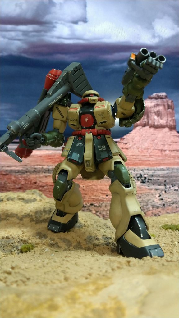 後、左肩は旧キットのアイザックの余剰パーツを使用し、右肩のシールドはシュツルム·ファウストを取り付けできるようにしました。只、これだけ盛るとごちゃごちゃして、やり過ぎ感がでてしまったのが、反省点なのかも知れません(笑)