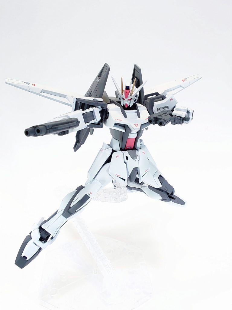 ベースガンダム付属の二丁拳銃を装備。カラーリングはストライクノワールと対になる感じも意識しました。