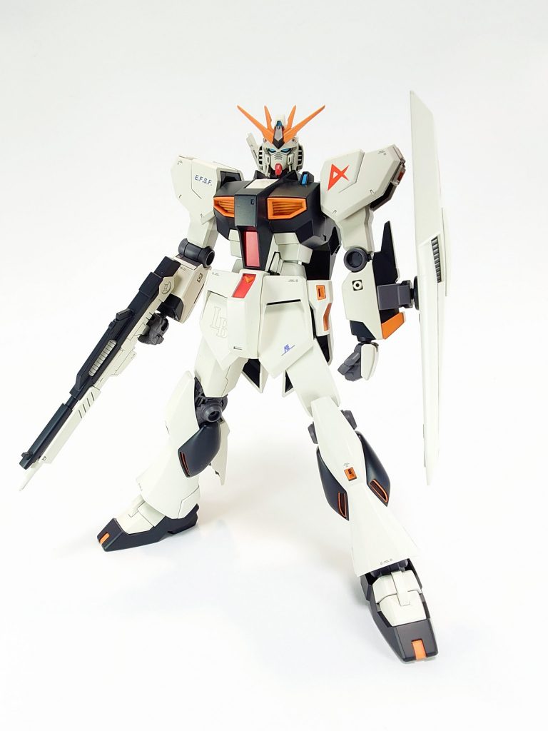 本体はアンテナを尖らせたり首の肉抜きを埋めた程度でストレートに完成させました。