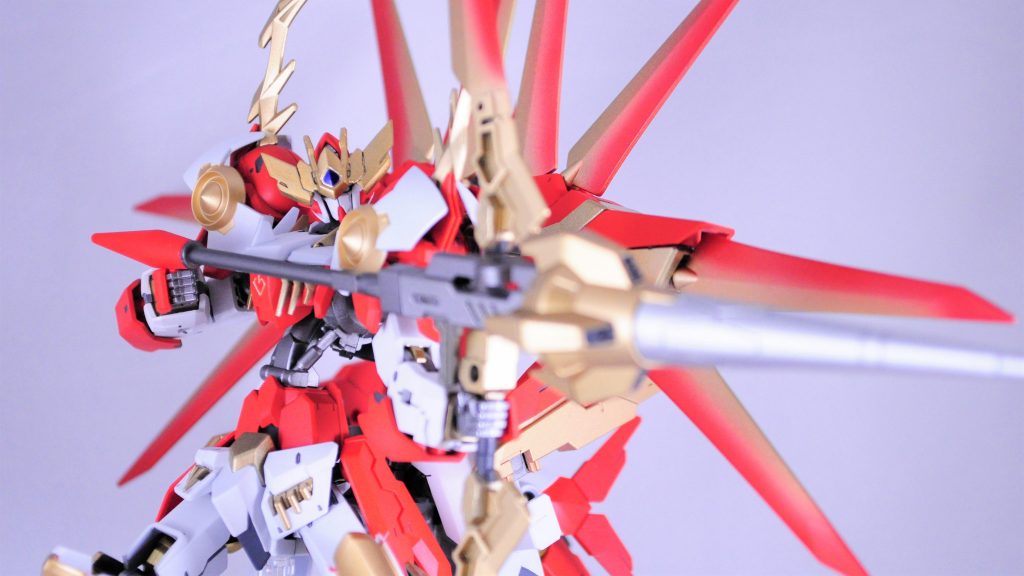 シルエットとしてカードゲーム「バトルスピリッツ」に登場した「光龍騎神サジット・アポロドラゴン」のイメージを拝借しました。多くの方がバルバタウロスをゴールドに塗って小宇宙を高めている中、自分なりにもう一足踏み込みたいなと思った結果です。アクリジョンでの塗分けなど、不慣れなこともありましたが全体を通して楽しんで作れました。よろしければいいねを押してくださいましたら励みになります。ここまでご覧いただいてありがとうございました。