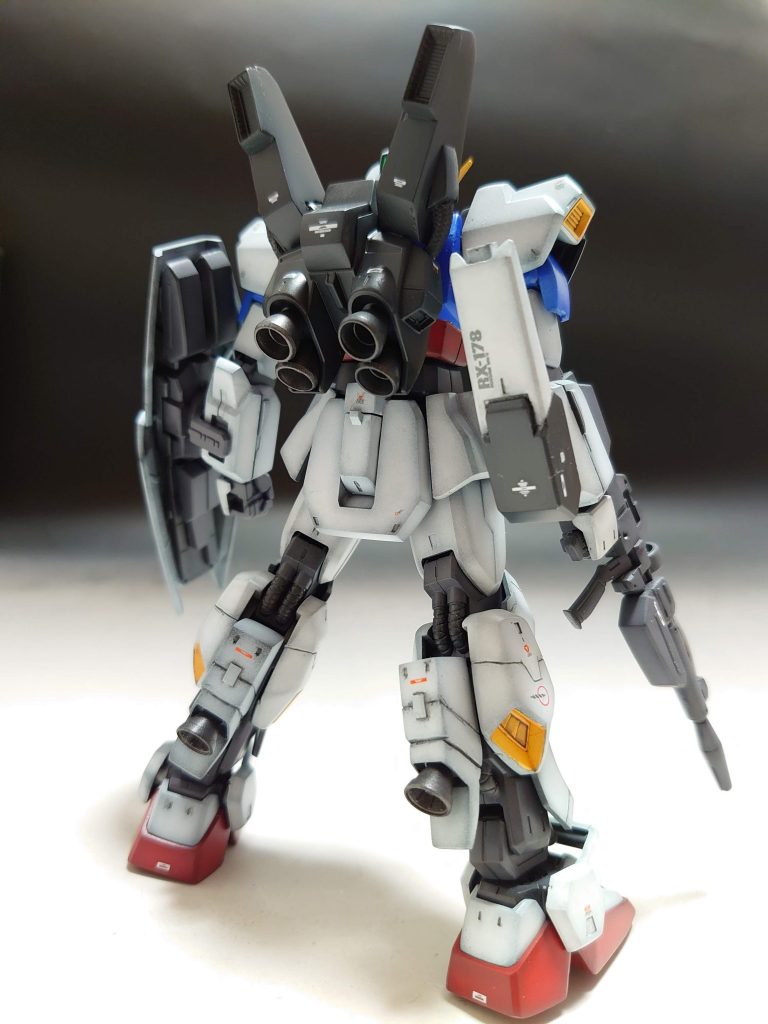 新装備のディフェンスプレート&ボックス型ビームサーベルはmk-Ⅱ用のサーベル柄とジャンクパーツで作成。右腕のハードポイントはいつも使わないので何かに活用できないかと考えてアムロの反応速度を考えると振り抜く動作を極限まで減らした(居合抜刀術のような)運用が可能な斬撃兵装が適当と考えて装備させました。アムロ搭乗のこのMSに対峙したら即真っ二つです(笑)脹脛の増設スラスターも箱組のスクラッチでプロトタイプMK-Ⅱと同じ外観です。