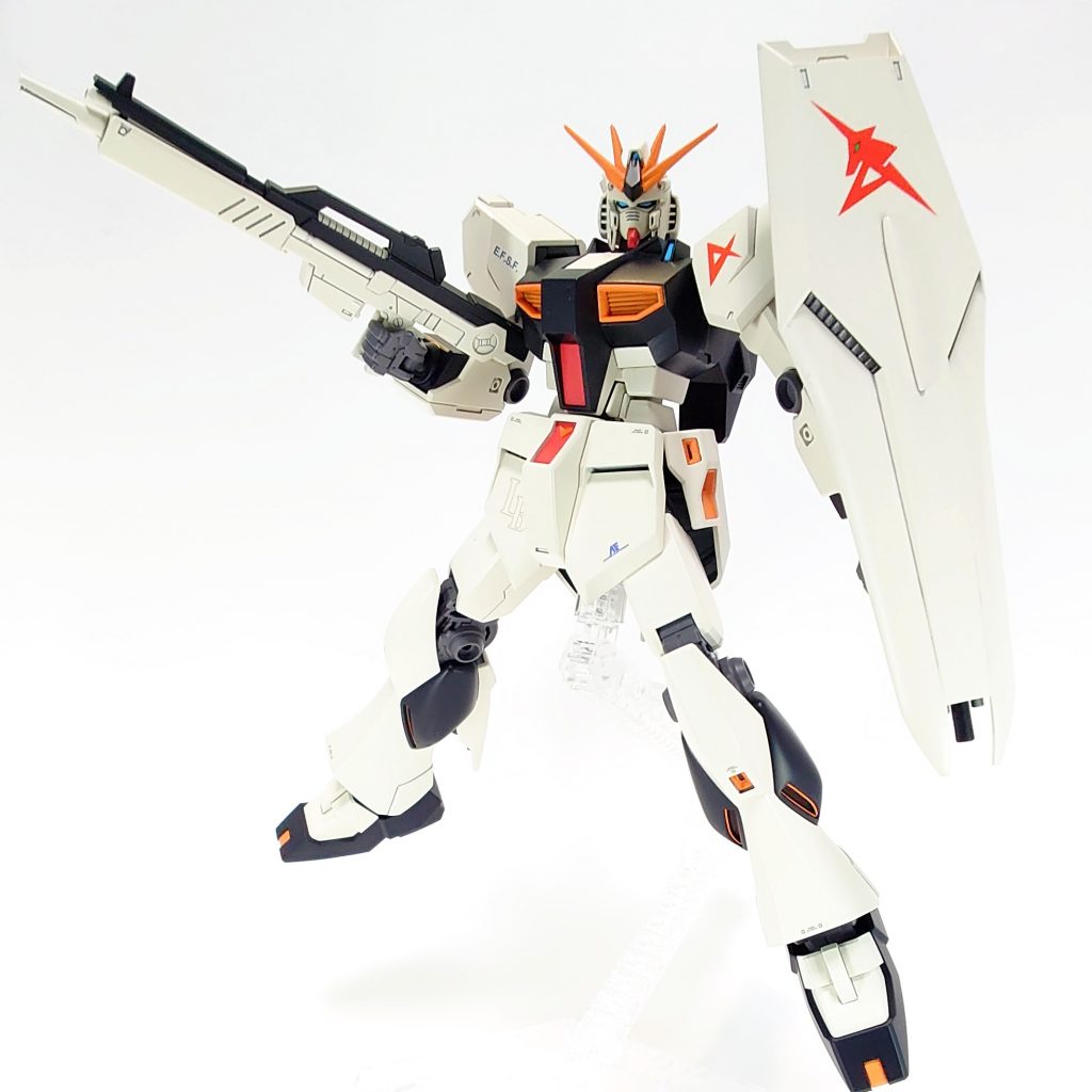 ツインアイや胸部のセンサーは好みでブルーに。