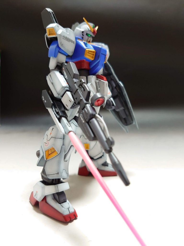 プロトタイプのビームライフルは従来のボウワ/ブラッシュ社(RXシリーズで歴代採用されてきた)ので信頼感のある使い慣れた外観のものをアムロは採用すると思います(白目)Eパックが2種類マウントされています。スコープはGPシリーズから赤になっています。