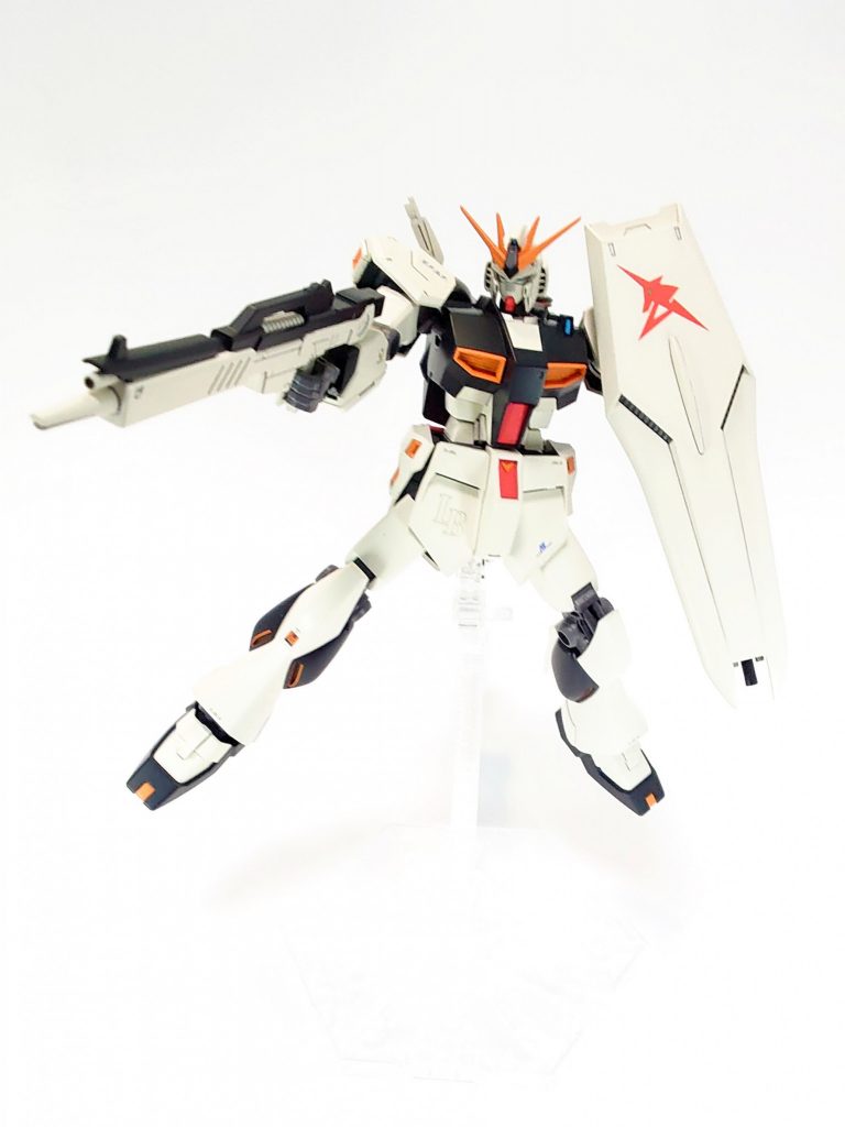 ビームライフル上部のグレネードランチャー発射口は抜きの関係で再現されてないので開口しました。