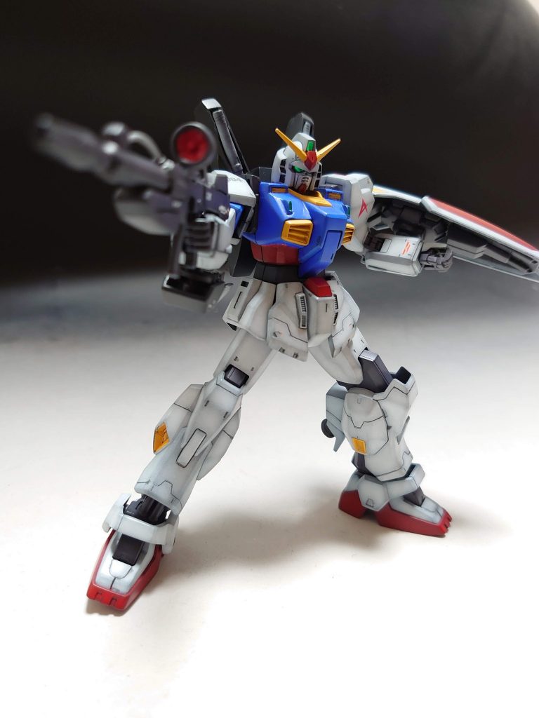 カラーリングは伝統のトリコロール。スジ彫りと凹モールド、プラ板貼り込みディテール追加しています。塗装は黒立ち上げのグラデーション塗装です。