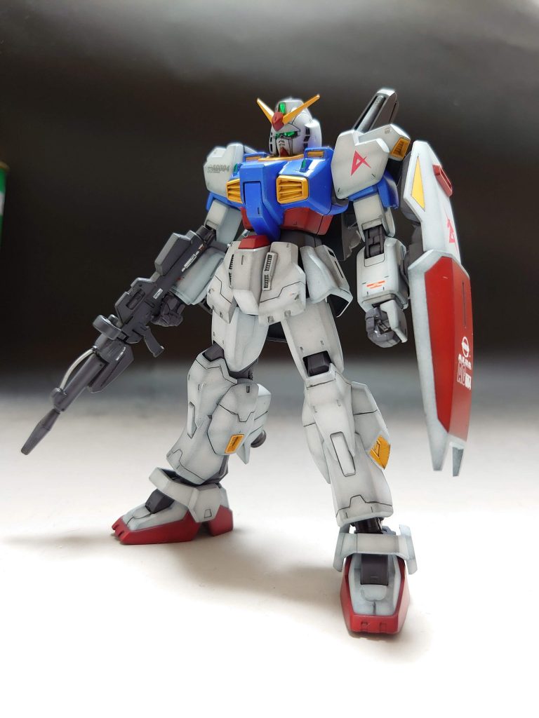 肩部ダクト追加により胸部のラインをエポパテで整形。バルカンポッドは使用しないのでダボは塞いでいます。各部スジボリを追加。アムロのパーソナルマークのデカールは市販のRGνガンダム用を使用。