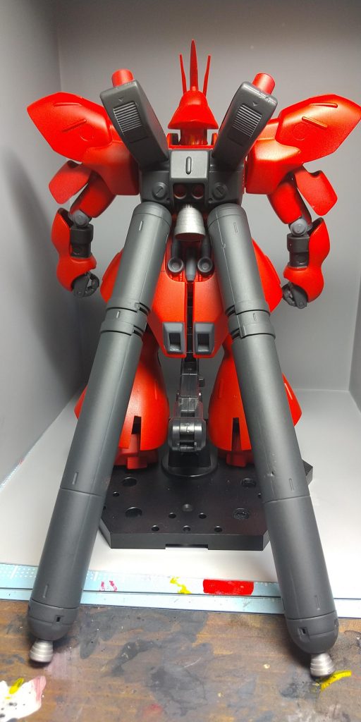 後ろからの画、 バックパックのプロペラントが元々付属していたモノが気に入らな過ぎてサイコ・ザクのモノを特に加工せずそのまま取り付けている感じです。