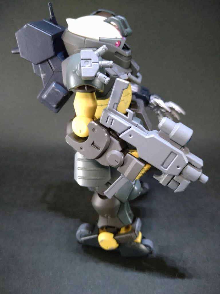 右肩部には30MMオプションパーツからランチャーを追加。元ネタのボト○ズ感を…