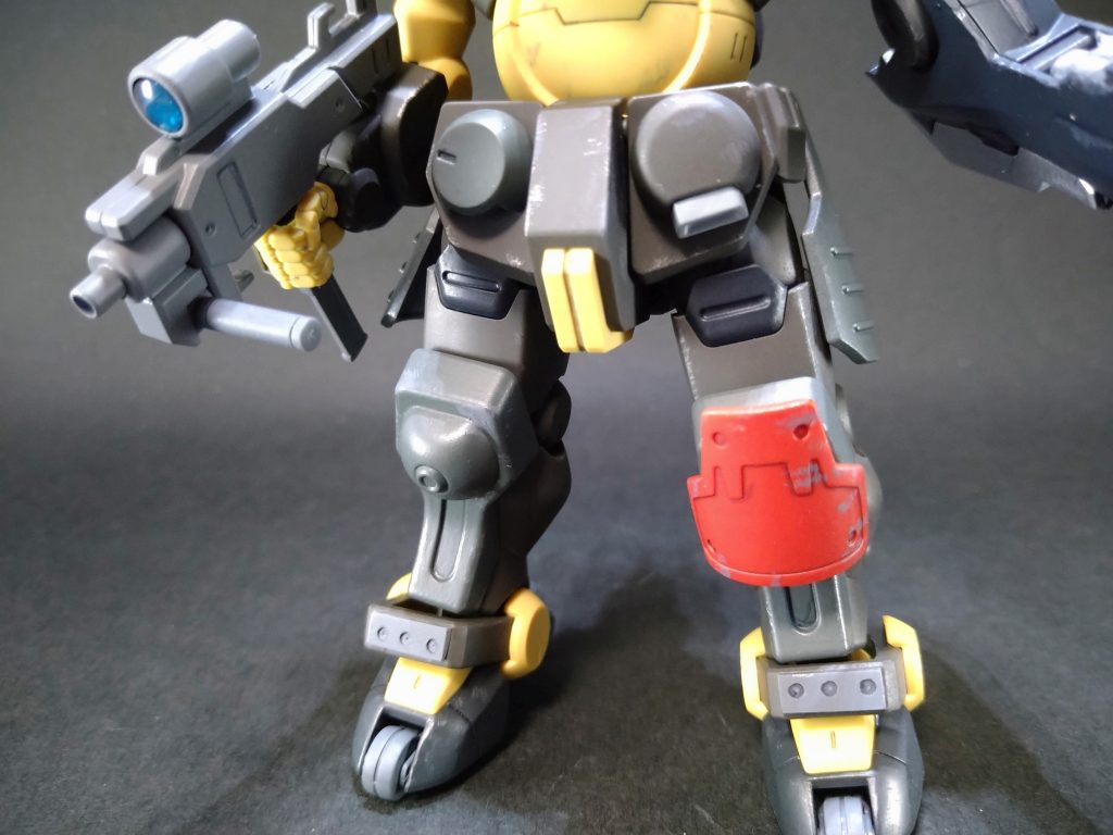 作業的には左腕のミキシングとランナープラでディテールを追加してます。意外によかったのが、左脚部に追加した装甲。レッドベレーから拝借し、元々の円形ディテールをピンバイスで彫って差し込んであります。