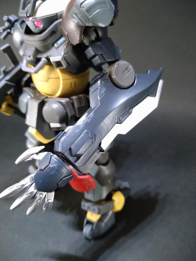 バトリング仕様なら左右の腕部が違っても違和感ないですよね?左腕はHGガンダムバルバトスルプスレクスから頂戴し、大きく印象を変えてみました。