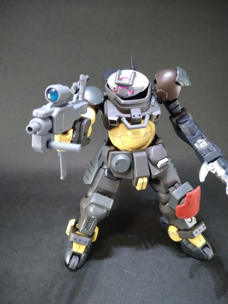 今回の塗装は、成形色を活かしつつ追加パーツやミキシング部分を中心に、水性ホビーカラーの筆塗り部分塗装。スミ入れと軽くエナメルでドライブラシを。