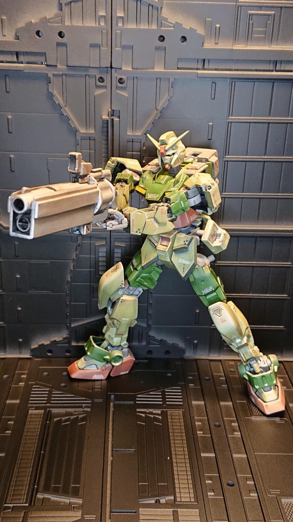 これだけの口径があれば接近すれば戦艦ぐらい簡単に落とせそうですね🤩。対戦艦ライフルの弾よりでかいです。とにかく今回は良く動く作品、飾る作品よりさわって遊べる作品を作りたかったので関節などは摩擦部分はほとんど無くしてかなり動ける作品にしてます。ライバル?は無謀にも今度発売されるRGのゴッドガンダムの可動範囲です。可動範囲で勝ちたいな〜😅