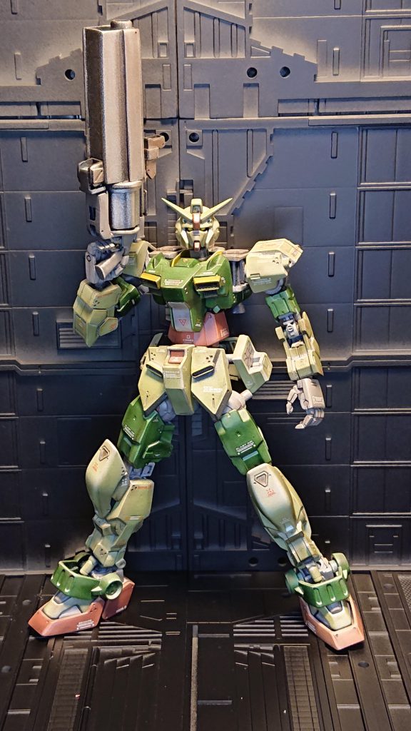 ガンダムといえば白兵戦!?カラーは、よもぎ色と緑色を中心にグラデーションかけて塗装してます。密林仕様と言いたいのですが説得力の無い背景ですね〜😅。