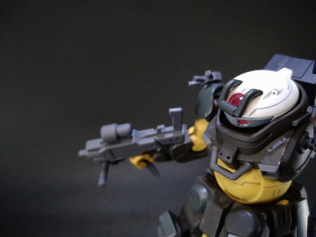 頭部にも元ネタを意識して、レンズカバーを追加。パーツはビルド系から拝借し、幅を合わせるためにプラパイプを挟んであります。これだけでスコー○ドッ○に(笑)