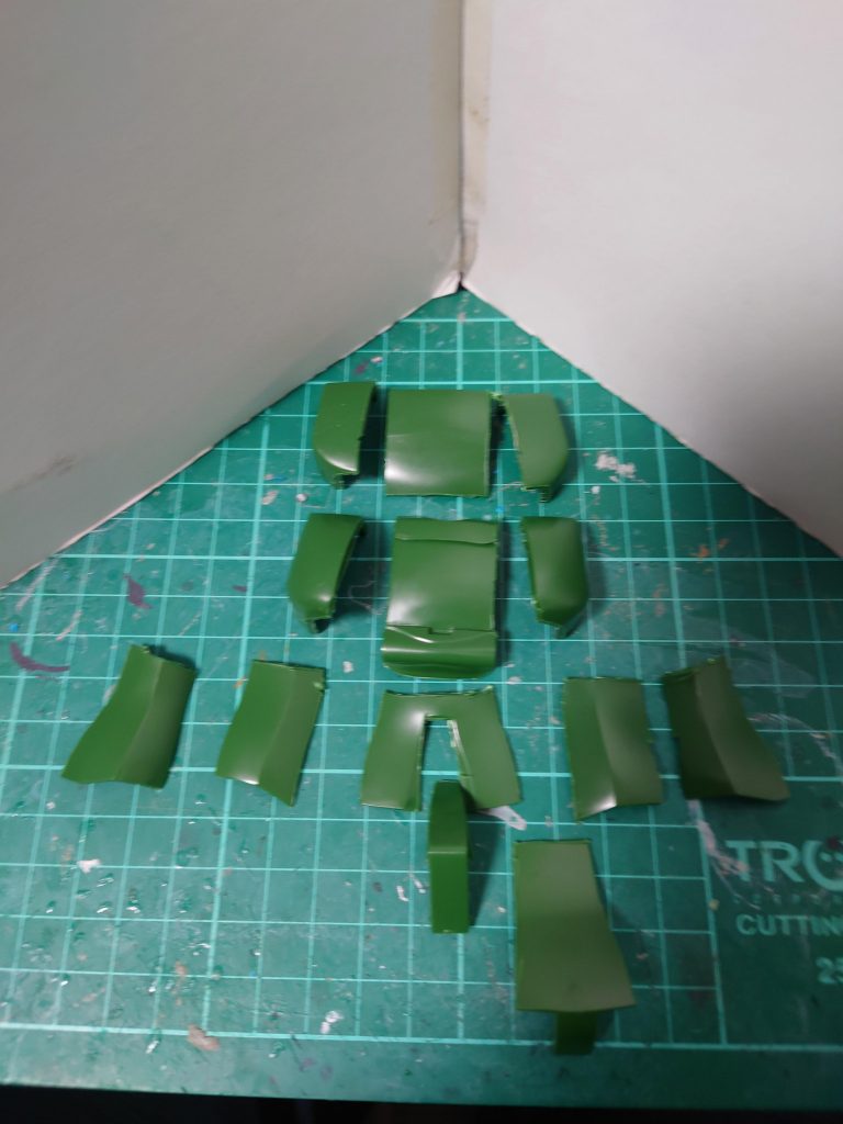 胴体は定番の幅詰をはじめ、改造が集中するところ。前後2パーツのモナカ構造なのでバラバラにしてバランスを見ながら組み合わせていきます。