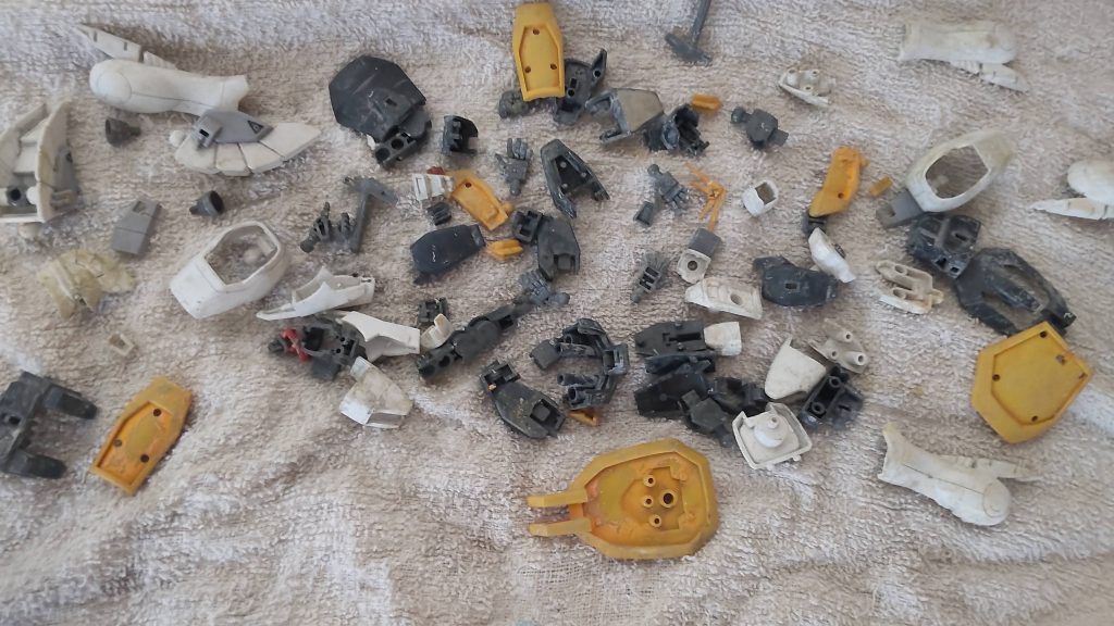 うすめ液で塗料をはがした後の乾燥状態。場所によってはヤスリがけをしております。