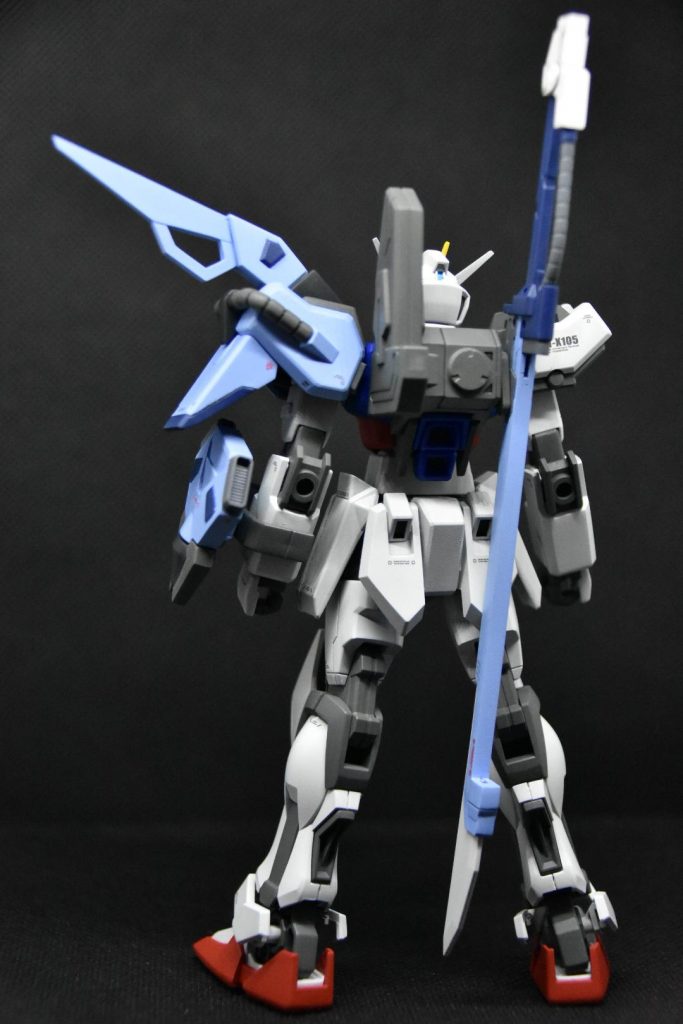 シュベルトゲベールは軸接続がおもちゃっぽく感じる+RGとかの収納パーツが劇中っぽくなくて好きじゃなかったので、ネオジムでくっつくようにしています。盾は本来の接続軸より下に取り付けられるように小改造しました。