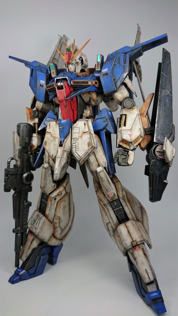 シールは肩のセンサー部のみ使用。カメラアイなども塗装です。その他、キット付属の水転写デカール+コーションデカールなどを追加しています。