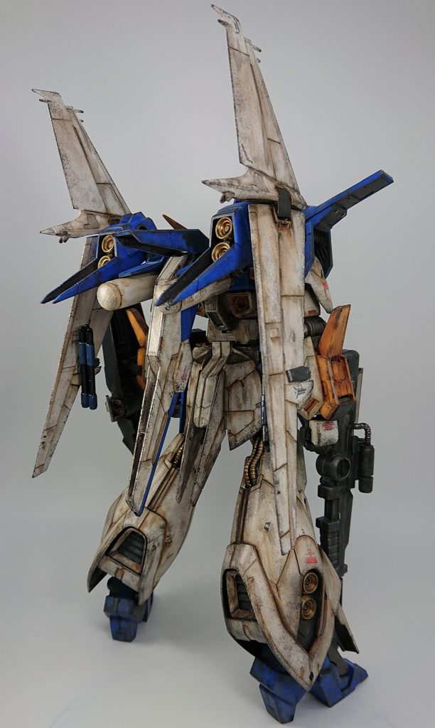 バックビューです。成形色仕上げとは言え一部塗装しています。具体的にはフレームや外装裏面を焼鉄色に。その他、アクセントとしてパイプやバーニアなどの細部を、メタリック中心に部分塗装しています。