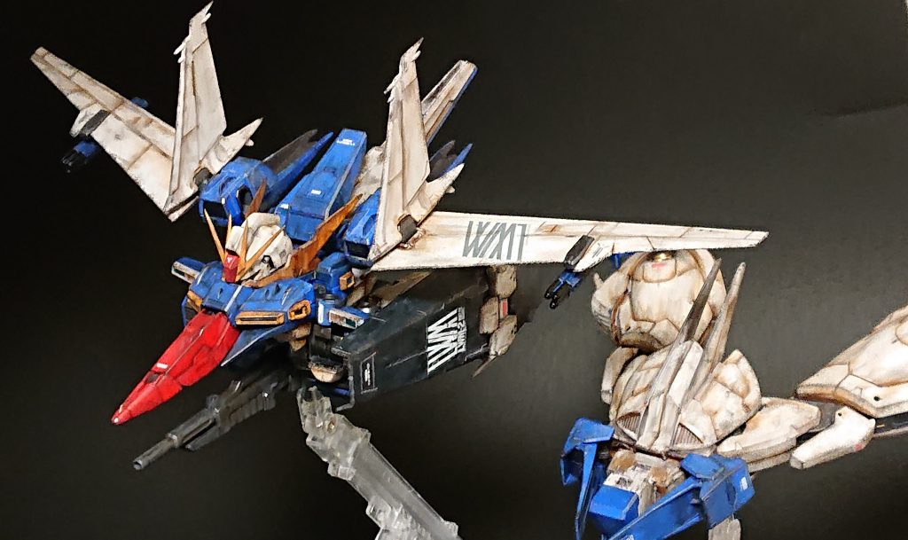 分離合体。思ったより上半身は凝った変形でした。成形色仕上げにした大きな理由はこの分離合体です。全塗装すると変形で塗装がハゲてしまいますが、成型色仕上げなら好きなように遊べます。