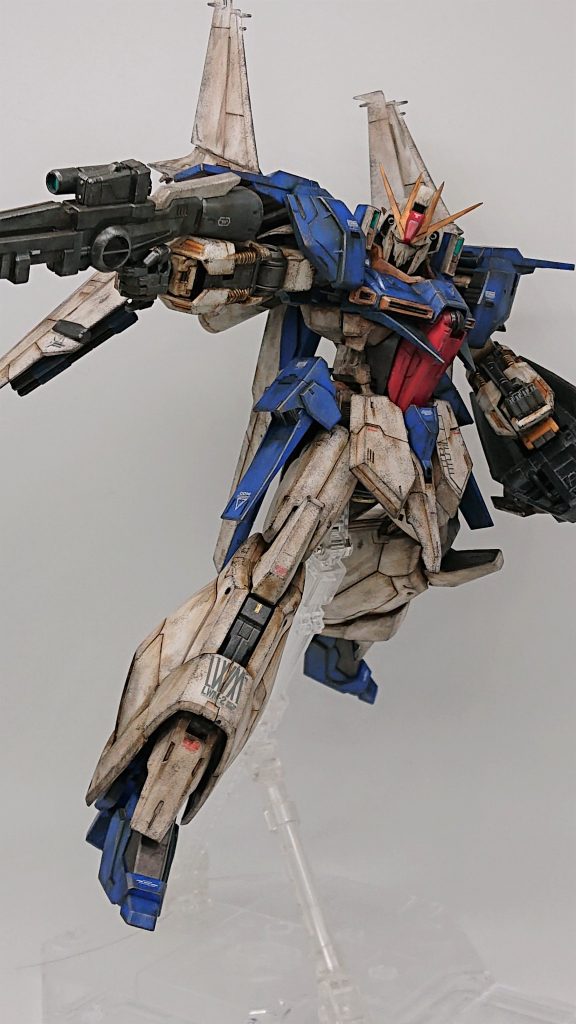 アクションポーズ。工作面はブレードアンテナを尖らせたのみですが、もともとシャープなZ顔と相まって、とてもカッコよくなったと自己満足です。