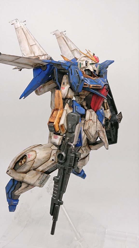 飛行ポーズ。背負い物が重くて自立させるのは大変です。