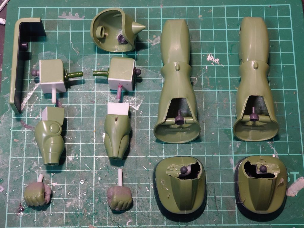 腕部・肩ブロックを短縮、上腕を細く・スパイクアーマー、シールドの接続をボールジョイントに変更脚部・足首の接続をボールジョイント接続に変更しつつ、長さを調節・接地性を高めるため色々調整