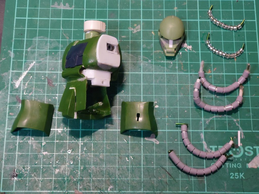 頭部は幅詰してから金属ヤスリで気に入る形になるまでゴリゴリ成形します。頭部、腰部、脚部のパイピングは針金とビーズから新造、大きさの合うものを百均や手芸店で探しました。