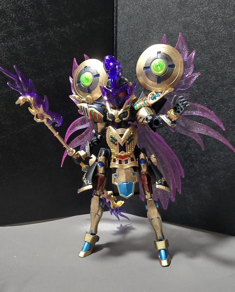 クレオパトラキュベレイの本気モードがこの姿になります。背中に2つの盾のようなものが付き、そこから禍々しいオーラが滲み出ています。※ガンソードに出ていた、オリジナルセブンの一体「ダリアオブウェンズデイ」を参考にしています。