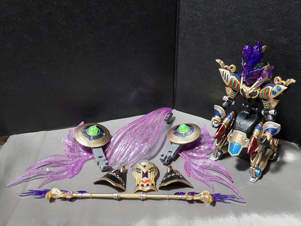 装甲や武装はある程度外せます。他のSDプラモ達の装甲と交換したりして、楽しむことができます。