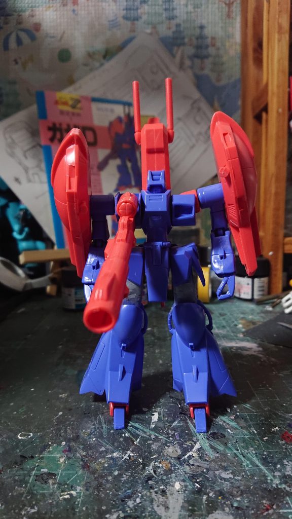 見た目は元のキットとあまり変わりませんが、１ミリプラ版を太ももの中に挟んで接着したあと、パテを盛ってます。