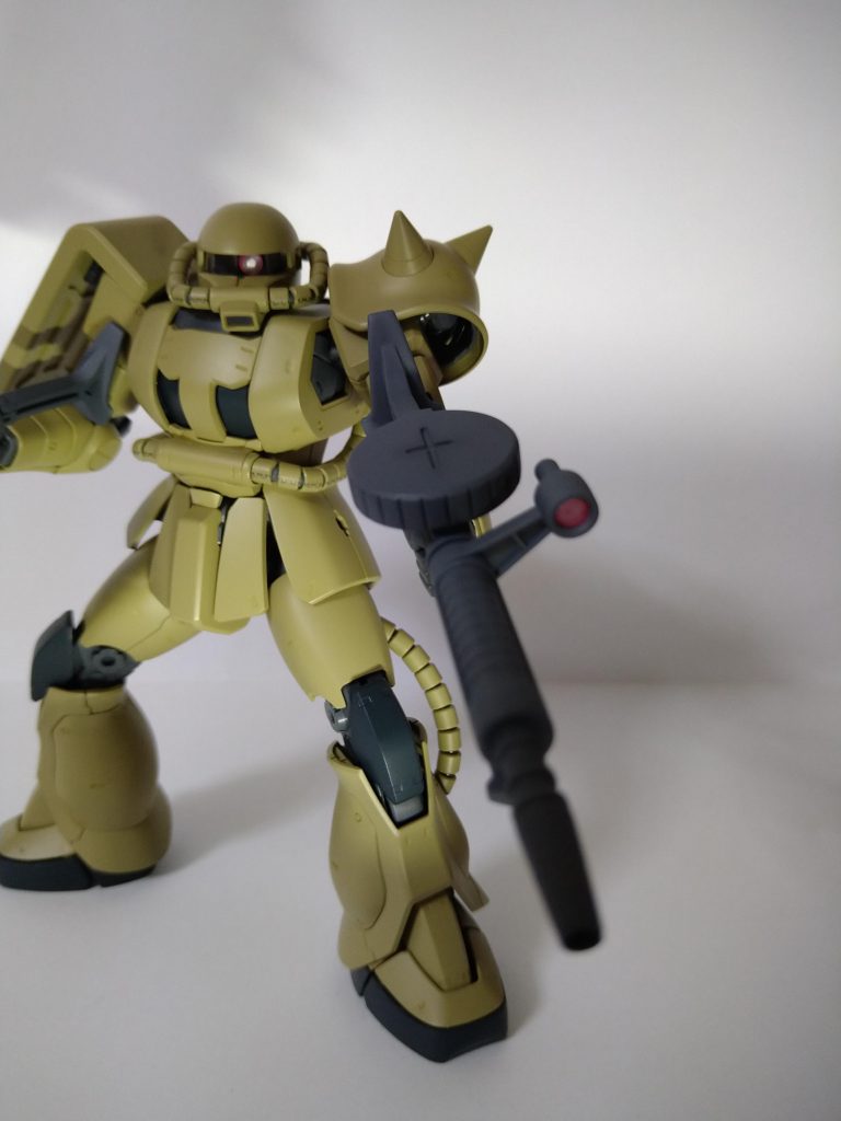 射撃シーンその2。今回はモノアイの塗膜(蛍光ピンク)を薄めにしてみました。内部の棒状パーツを毎回シルバーで塗っているのですが、それがカメラっぽく光ってイイ感じかも。お気に入りポイントです。