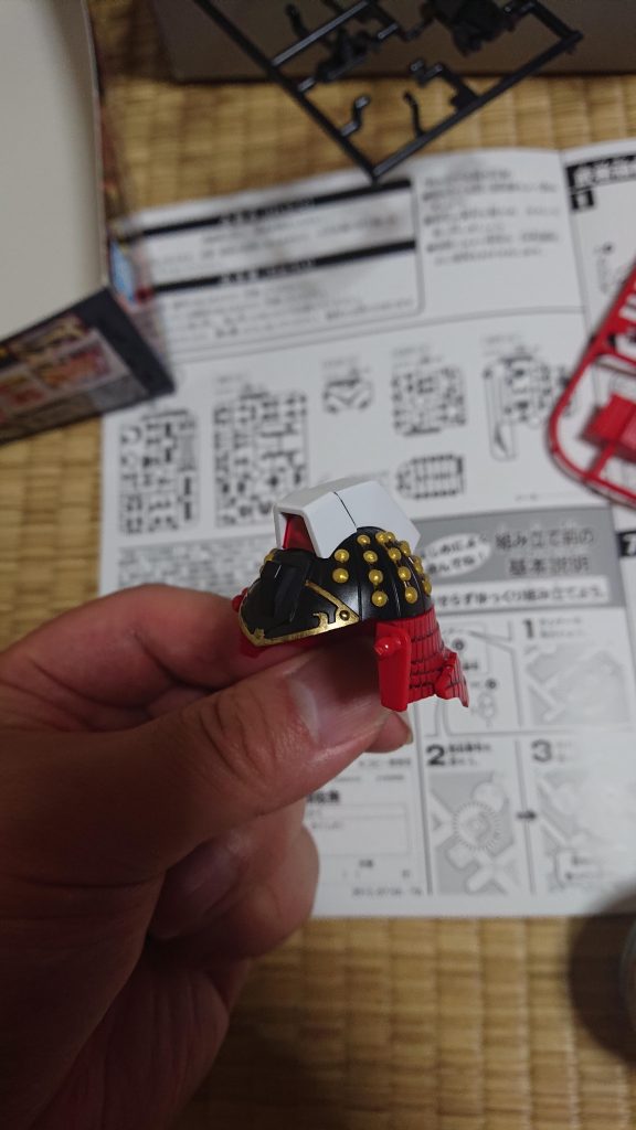 兜の塗装。星のパーツ連結部分はスミ入れペンブラックで塗りました。