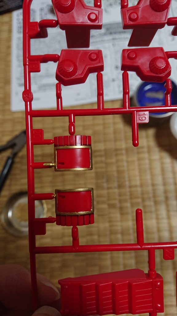 兜の吹き返しをガンダムマーカーゴールドで筆&つまようじ塗り。