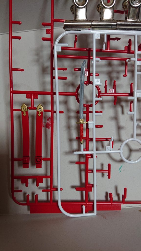 刀と鞘の塗装です。