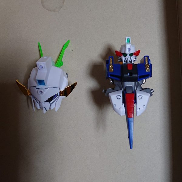 鉄機武者鋼丸の制作その３です。胸部と腰ができました。動力パイプはガンダムマーカーメッキシルバーを筆塗りしました。（1枚目）