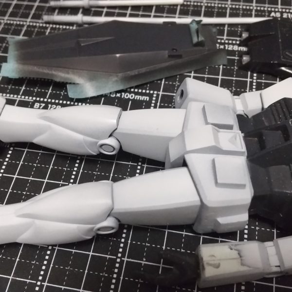 ガンダムの進捗状況です。MSVフルアーマーのハンドパーツが余っているので（ランナーで）径を合わせて使います。ランドセルのバーニアは開口部を（ランナーで）塞いで、ボールペンの芯を付けました。なかなか完成しませんが、旧キットも良いですね。80年代のプラモデルってこうだよなっていう手間のかかりっぷりがなんとも言えず楽しいです。（2枚目）