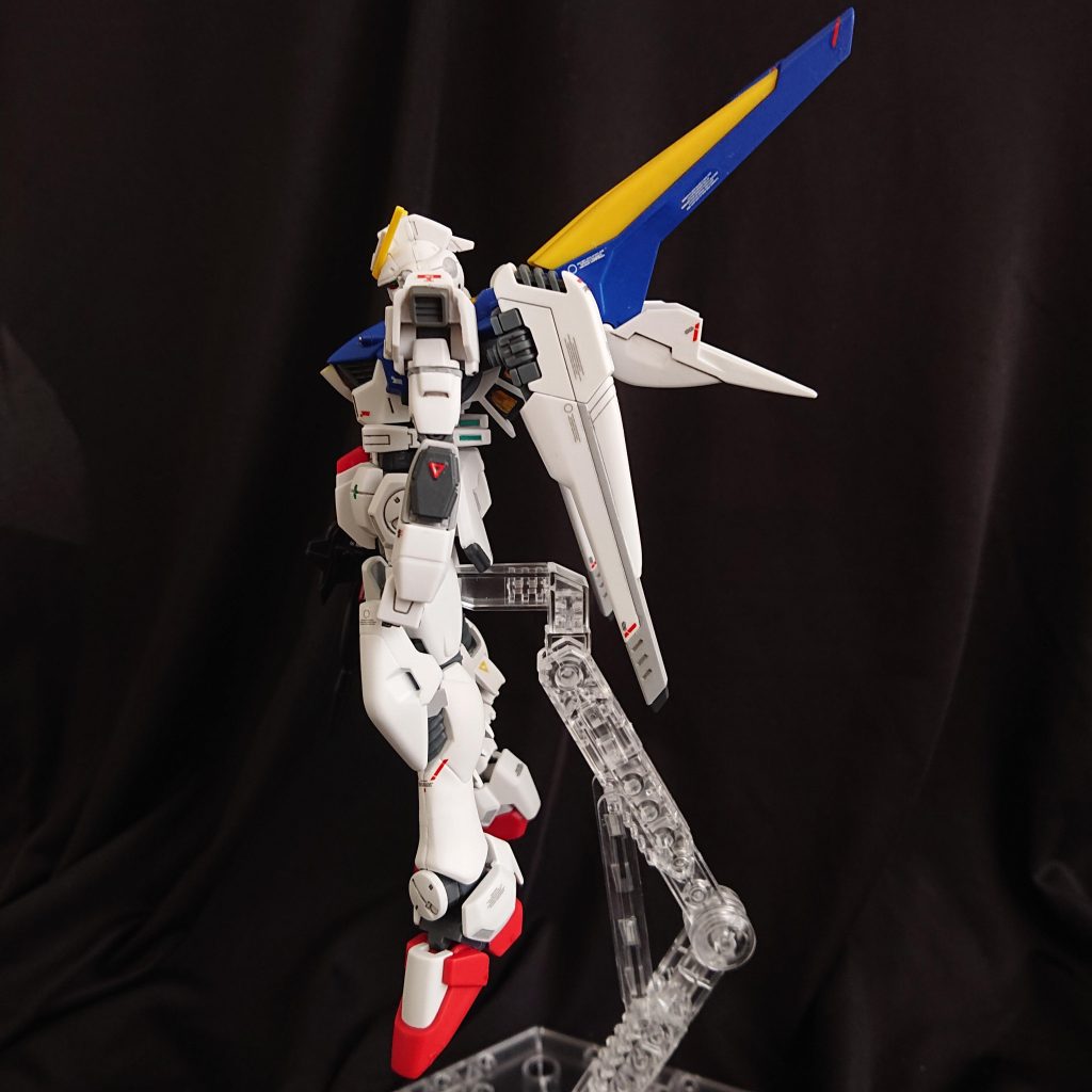 サイド。真ん丸イメージのV系の頭部はシルエット変更の為にトサカ後部にパーツ追加。ごちゃごちゃ過ぎない好みのシルエットになりました。