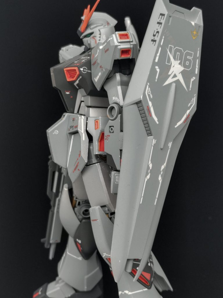 シールドはデカールを貼りすぎないように気をつけました。