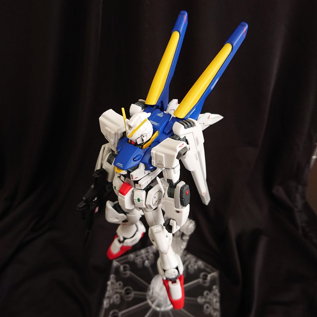 俯瞰。ミノフスキードライブはBJ接続で上下左右に角度つけれるように。アナハイムとサナリィ、ヴェスバーのデカール貼りたかったのですが、1/144用が手に入らないので、今回はこれでいっか。とw